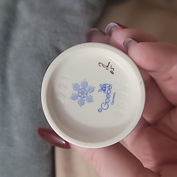 Winterzeit All Bundled Up Vintage Goebel Hummel 2221 2004 - Picture 10 of 15